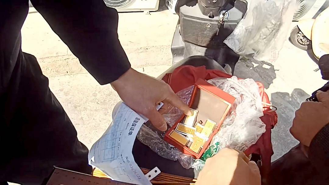 “内部消息”稳赚不赔？民警联合快递员识破“黄金投资”骗局