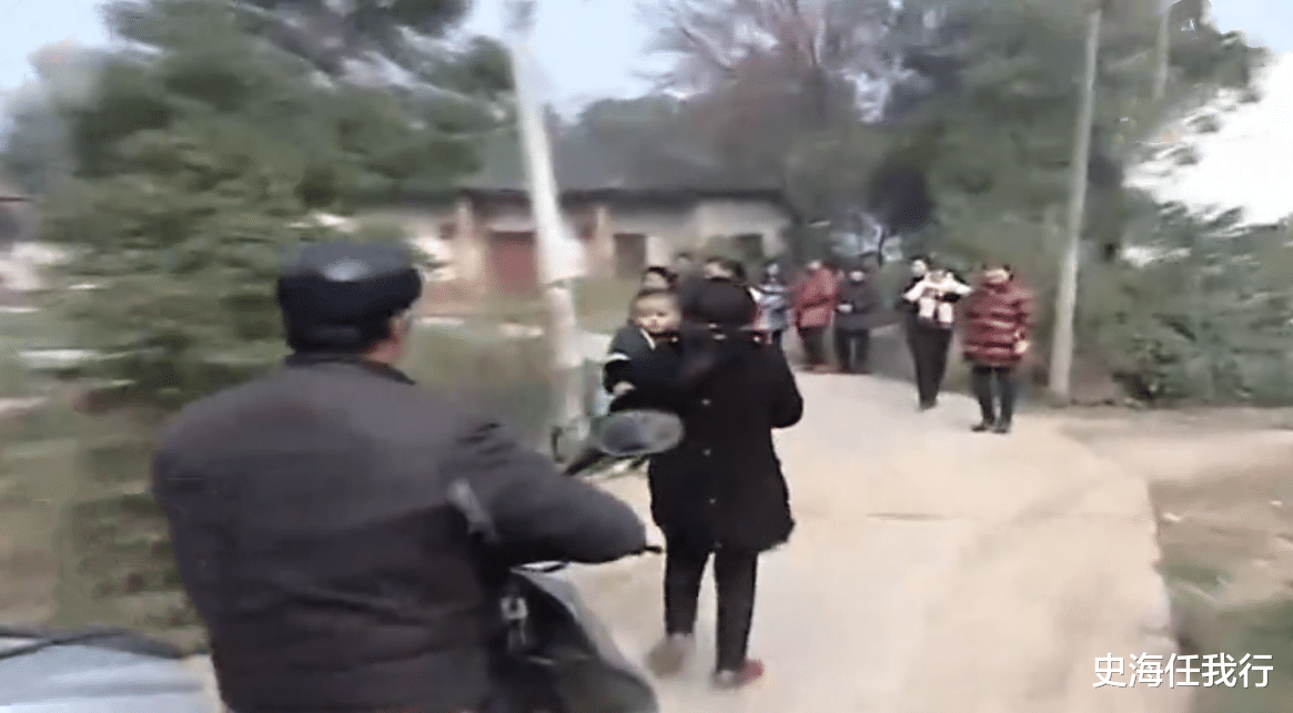 原創夫妻養育四子女，年老癱瘓後被丟門外，兒子叫囂：讓法律來懲治我