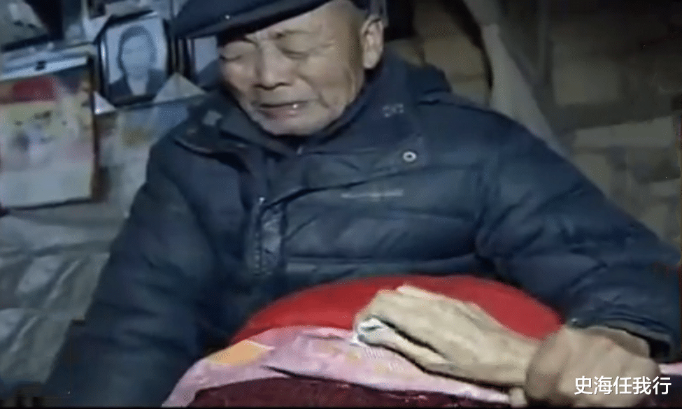 原創夫妻養育四子女，年老癱瘓後被丟門外，兒子叫囂：讓法律來懲治我