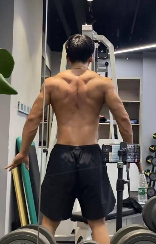 原創健身教練畢嘉琪去世，年僅26歲，一身肌肉很壯實，新房剛裝修好