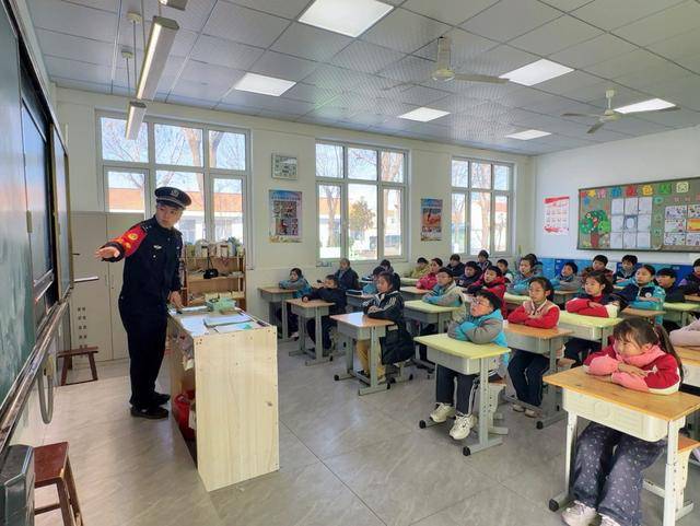 安全知識潤童心，青島機場站派出所走進小學開展宣講課堂