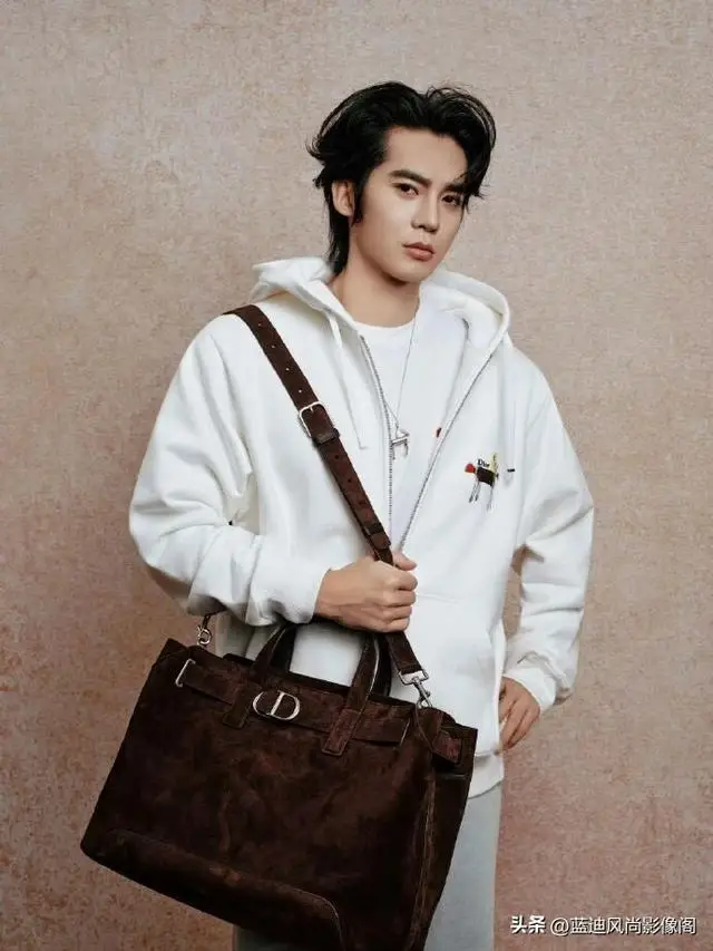 原創於適這 Dior 小馬刺繡，把馬年的鬆弛貴氣穿成了專屬答案