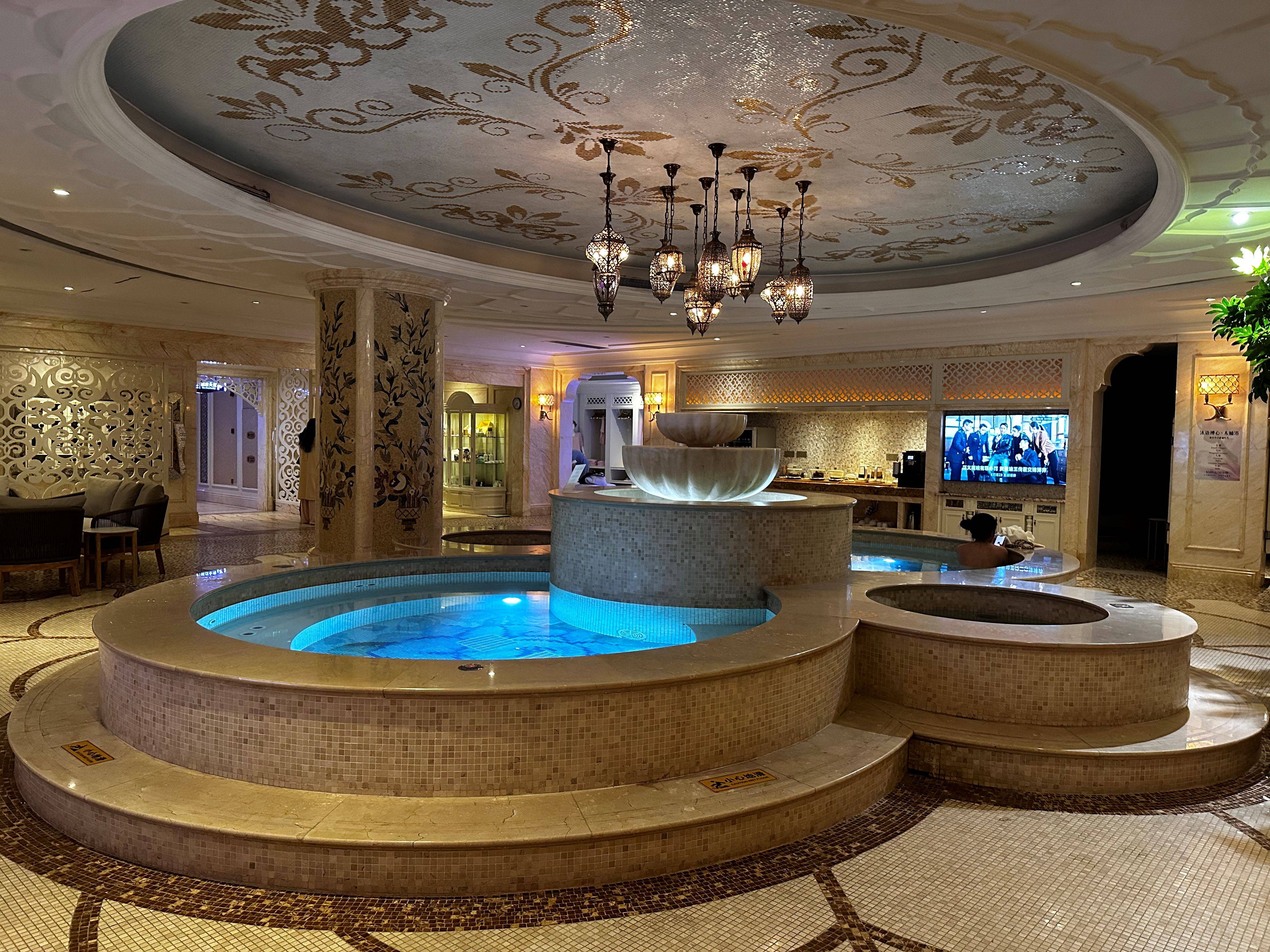 一年花費上萬、放假擠到躺地板，年輕人迷上“澡堂子”，瀋陽高階商場爆改成洗浴中心