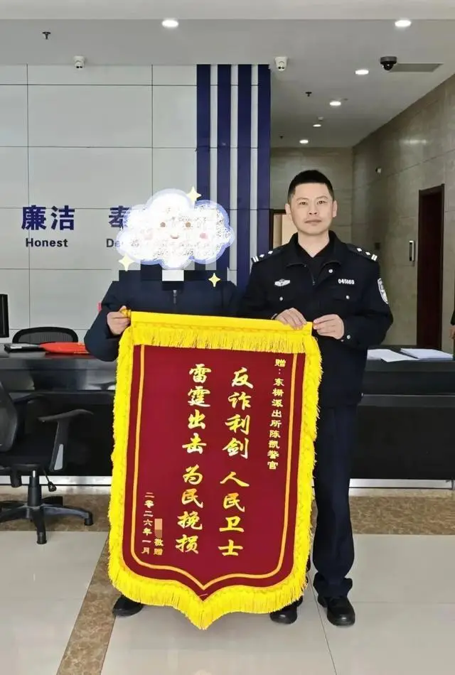 民警當街攔停汽車！腳墊下驚現兩根金條