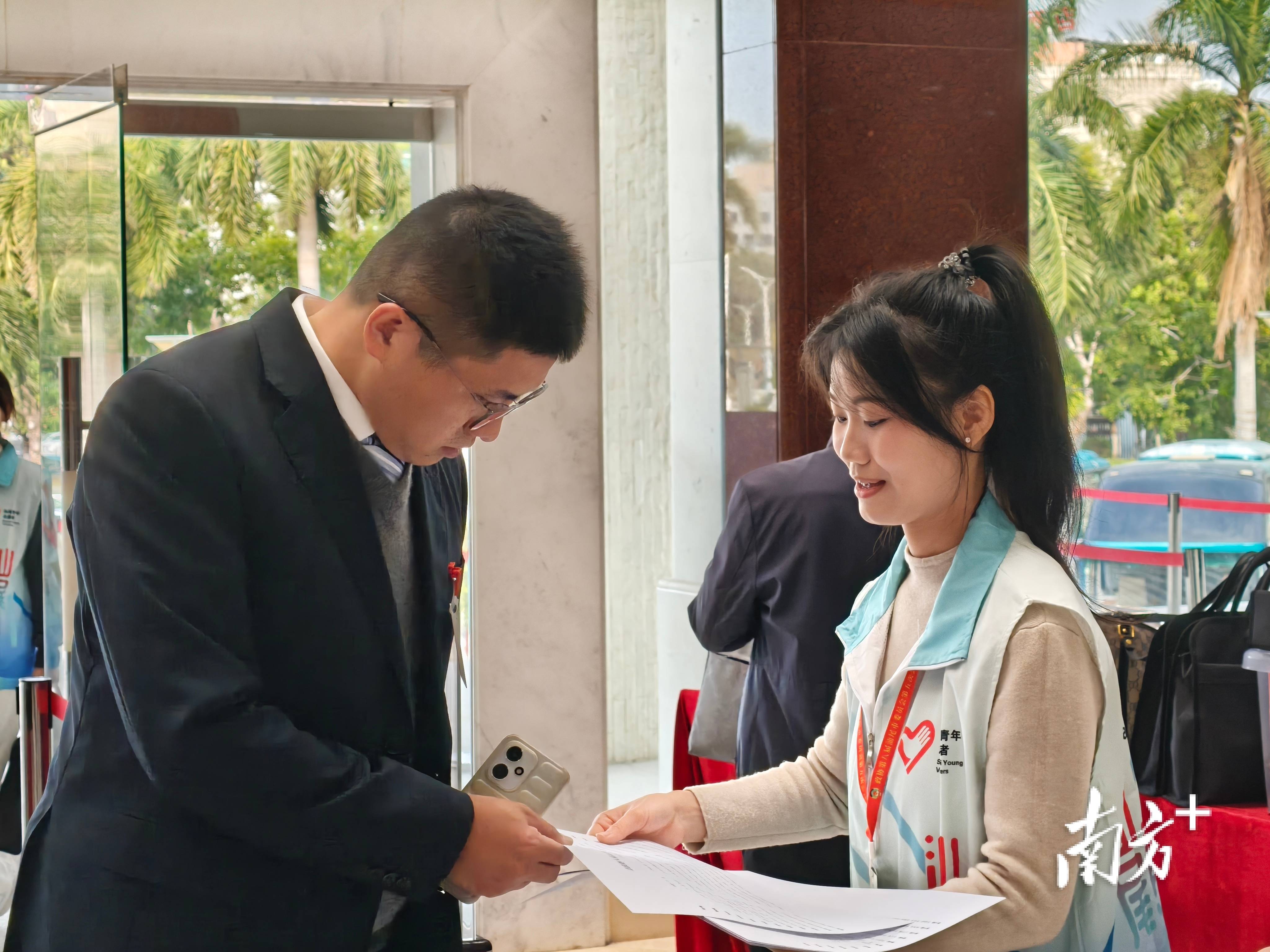 大學生“志願藍”閃耀2026年汕尾市兩會