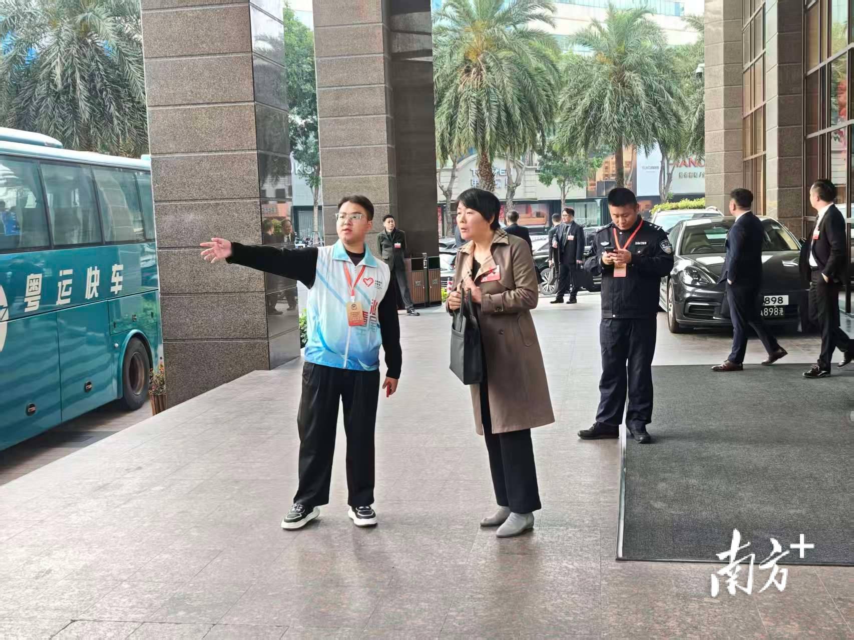 大學生“志願藍”閃耀2026年汕尾市兩會