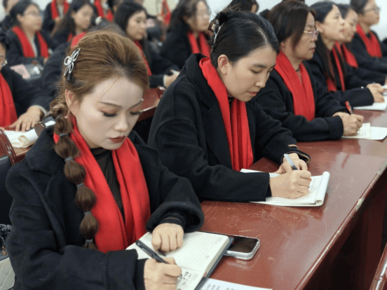 錨定目標勇奮進 同心耕耘綻芳華——忻州市康樂小學舉行2025—2026學年第一學期期末教育教學工作總結大會