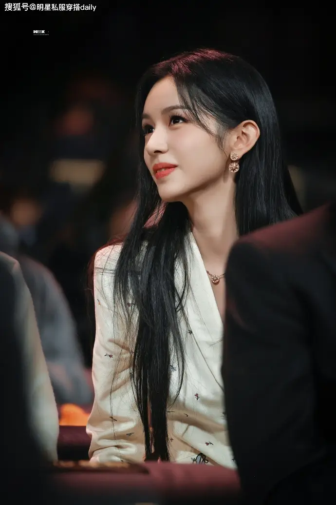 原創周也換了新風格“美的像油畫少女”，穿刺繡西裝搭牛仔褲，真的颯