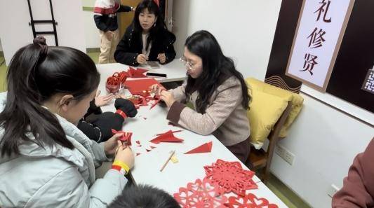 圖書館裡過大年丨嶗山區圖書館“山海年味·書香市集”迎新春年俗文化市集熱鬧開市