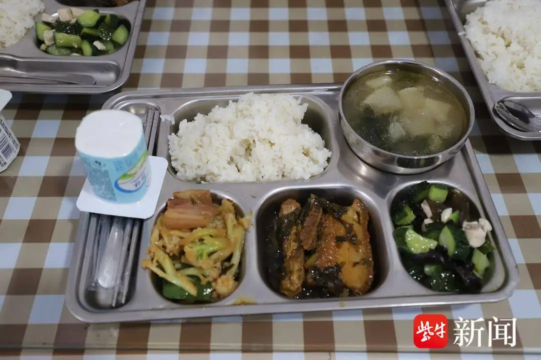 新春走基層｜快遞小哥和老人們的飯搭子“約定”：一頓熱飯、兩載陪伴