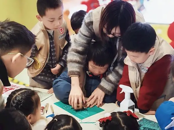 洛陽圖書館：“創藝工坊”裡品年味