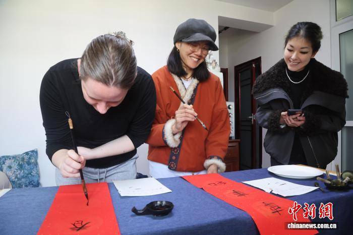 （新春走基層）寫春聯 拓福字 青海西寧外國留學生體驗“中國年味”