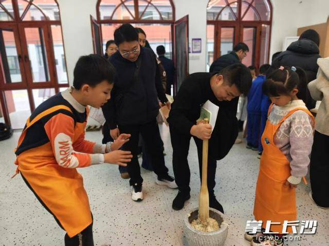 家長變“小學生”！萬境小學體驗式家長會讓教育迴歸童心