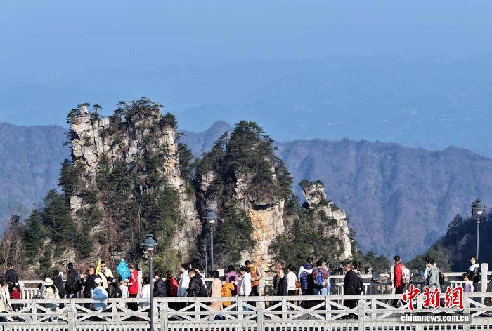 湖南張家界旅遊市場持續火熱 各景區遊人如織