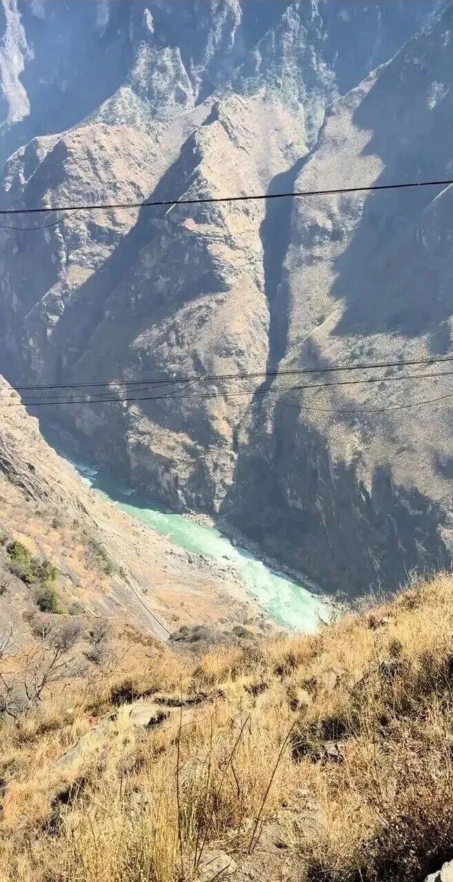 8歲男童大年初五墜崖不幸遇難！當地回應：和父母一起旅遊，事發地屬未開放區域
