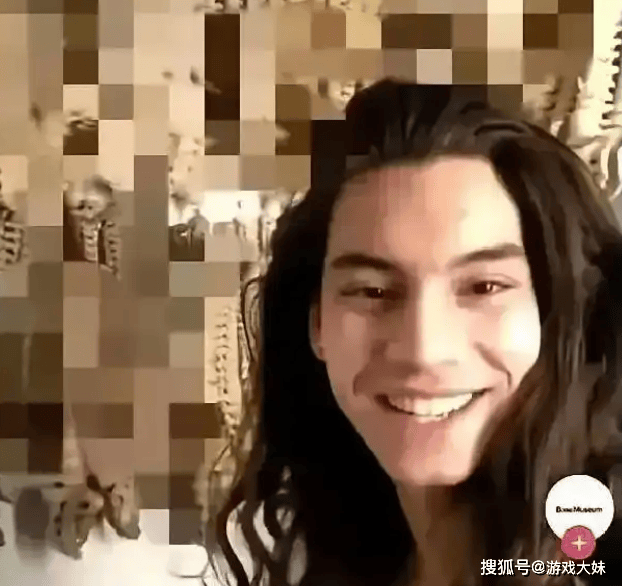 原創網紅展示奇葩收藏，即將擁有100根人類脊椎骨，被網友吐槽毫無人性