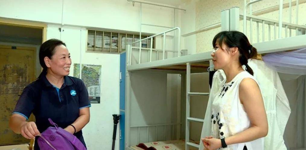 原創2019年，49歲宿管阿姨陪兒子考研，兒子上岸復旦，自己考進了211