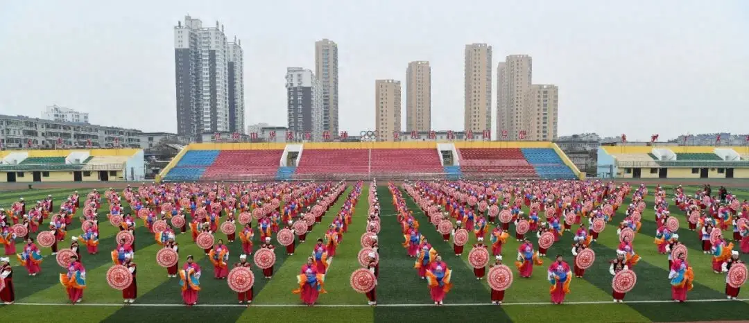 汾陽市“盛世花傘 扇舞汾州”千人舞蹈展演精彩啟幕