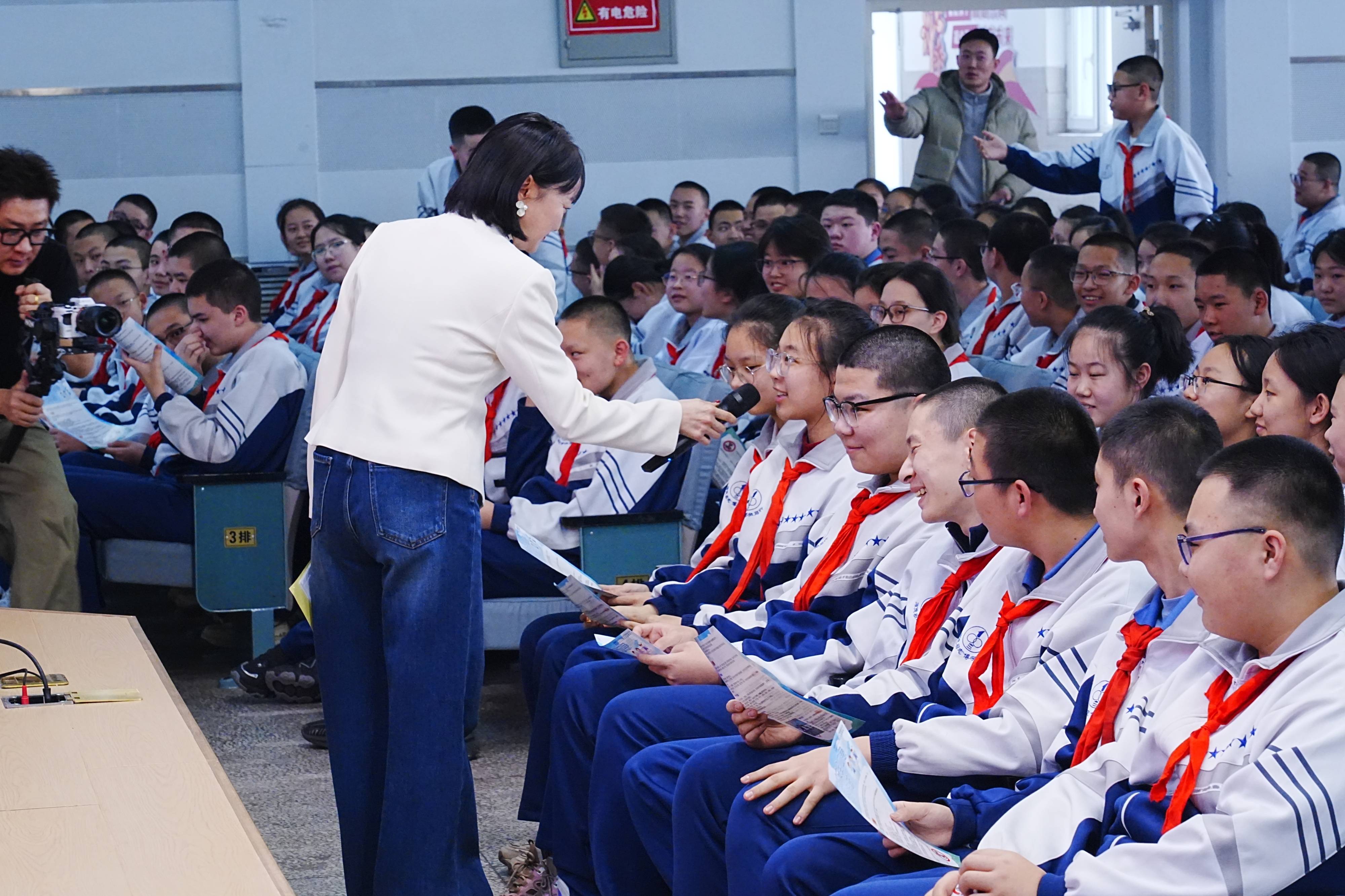 原創安全護航開學季：應急科普走進烏魯木齊市第一中學