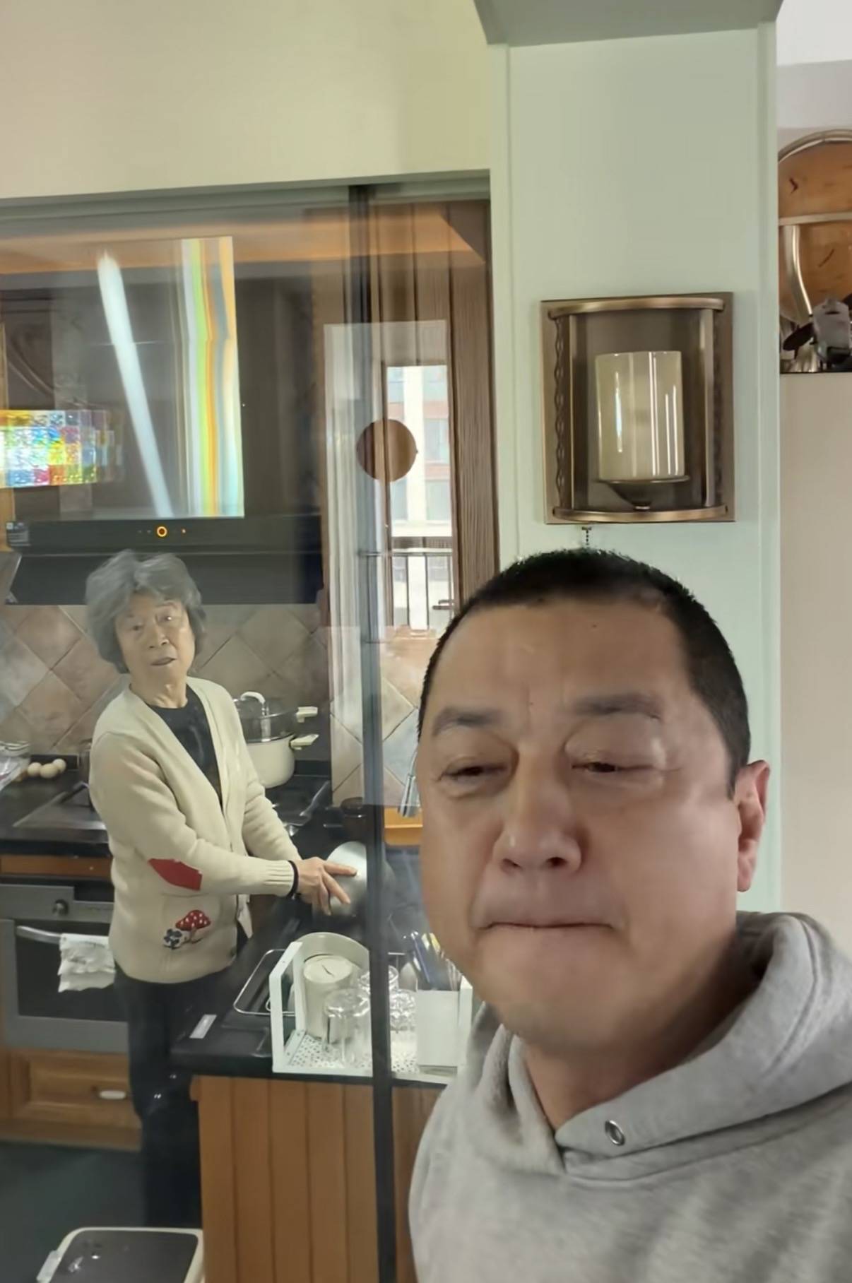 原創李亞鵬母子北京過元宵節，住100平小房傢俱很老氣，裝修像30年前