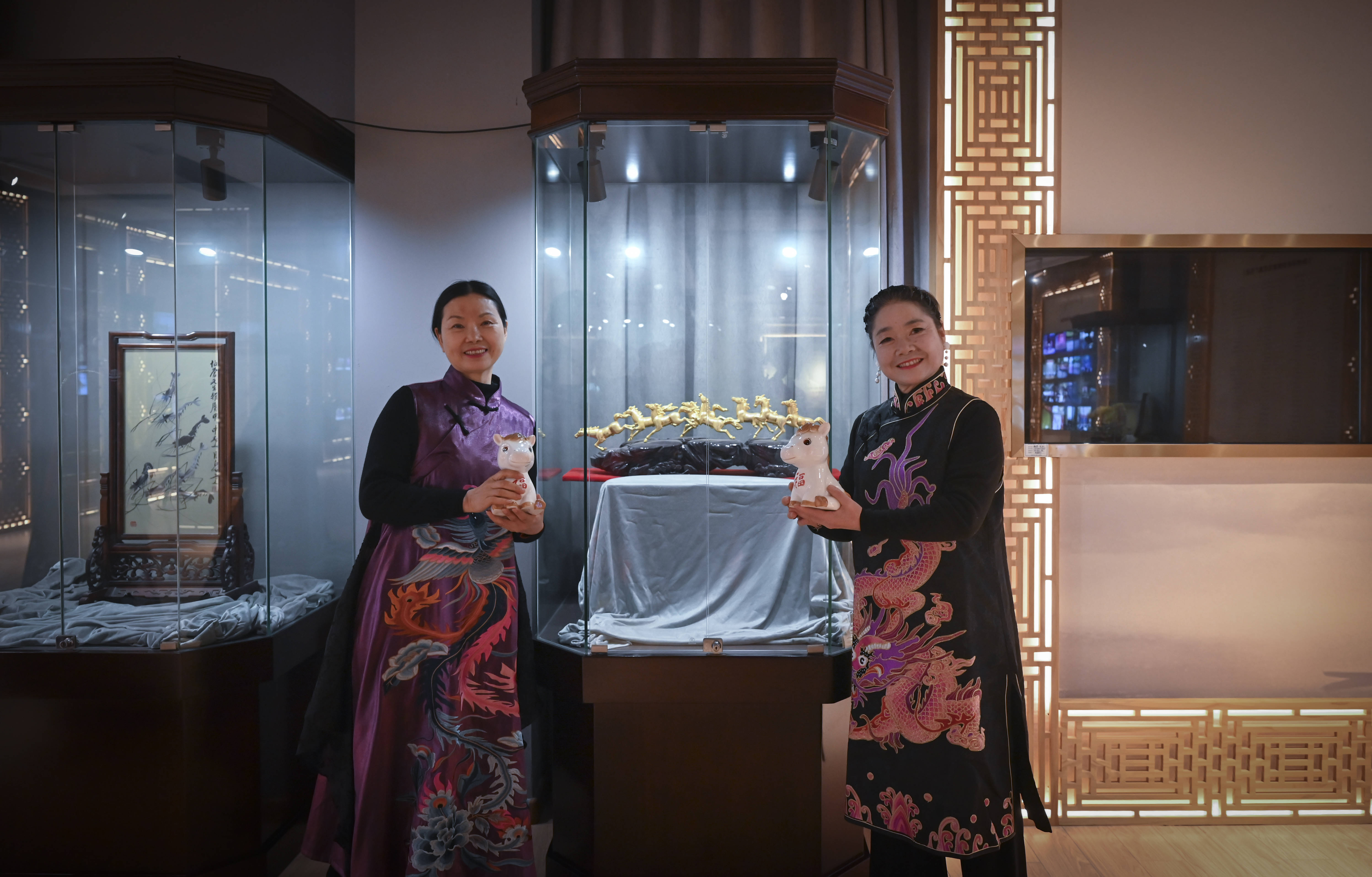 原創[文化揚州]歡天喜地迎馬年！當刺繡華服邂逅非遺與書畫