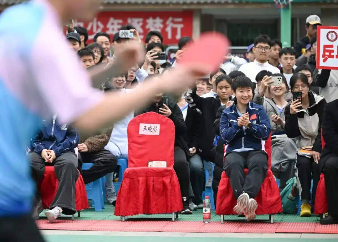 國乒隊員走進重慶市兩所中學互動交流