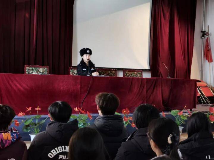 大慶交警深入中學開展交通安全宣傳活動