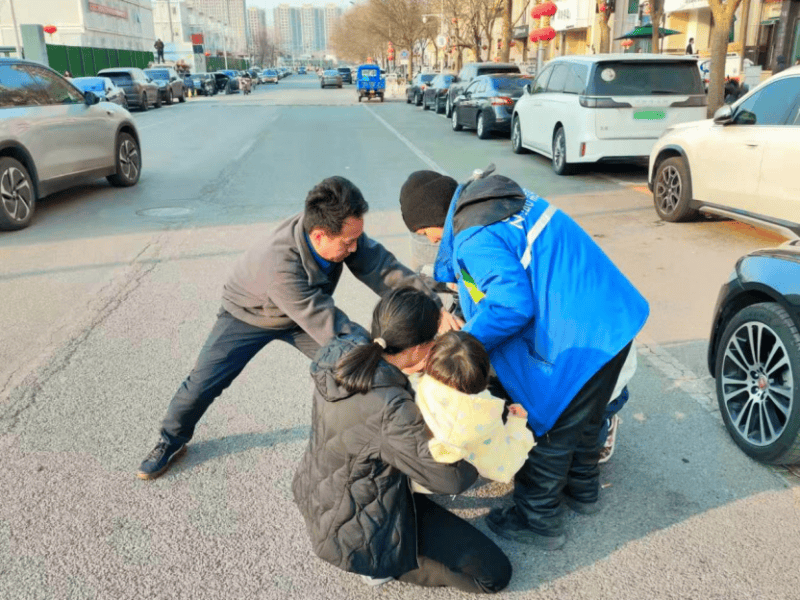 京華好風氣丨幼兒腳卡車輪，這位朝陽快遞小哥及時伸出援手