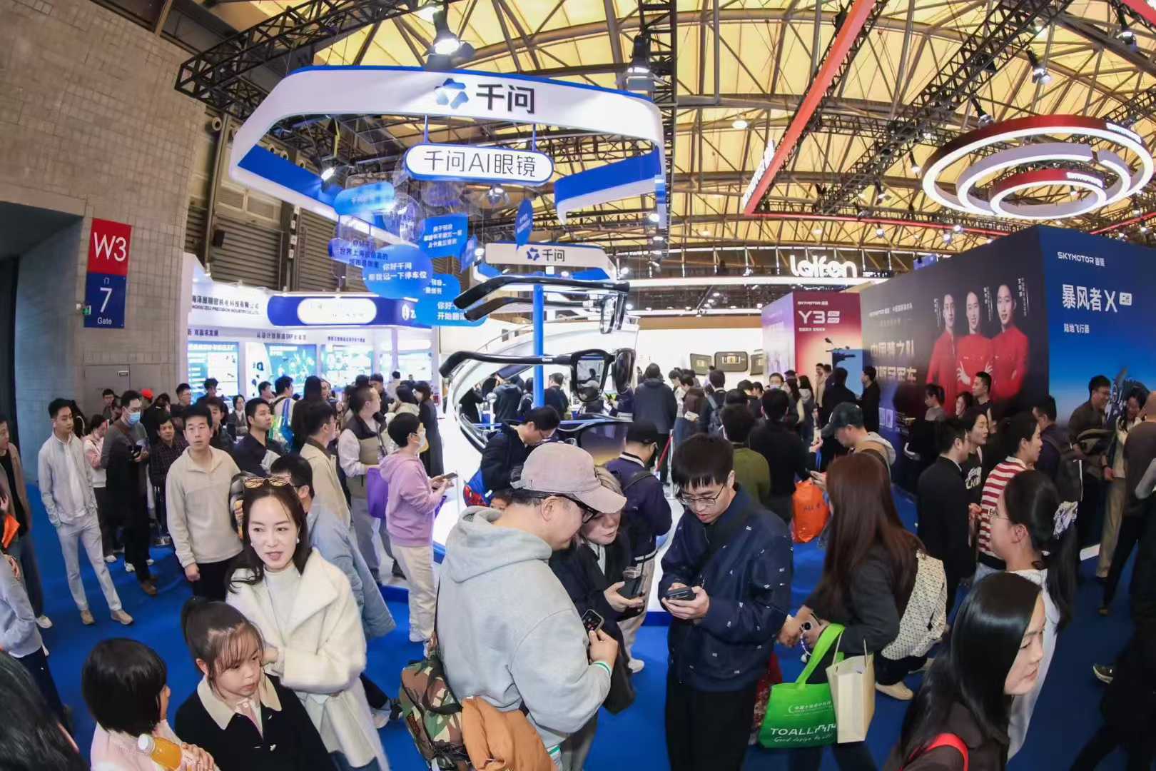 千問AI眼鏡AWE釋出，回答聰明、辦事靠譜，月底上新更多功能