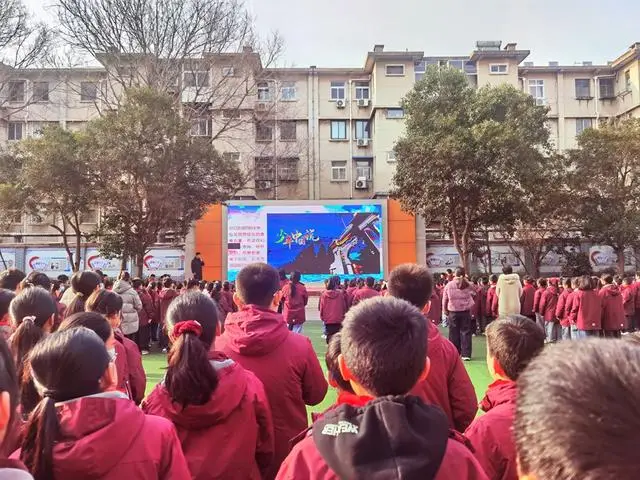 二七區淮河東路小學特殊“升旗第一課”從國防尖端科技開始