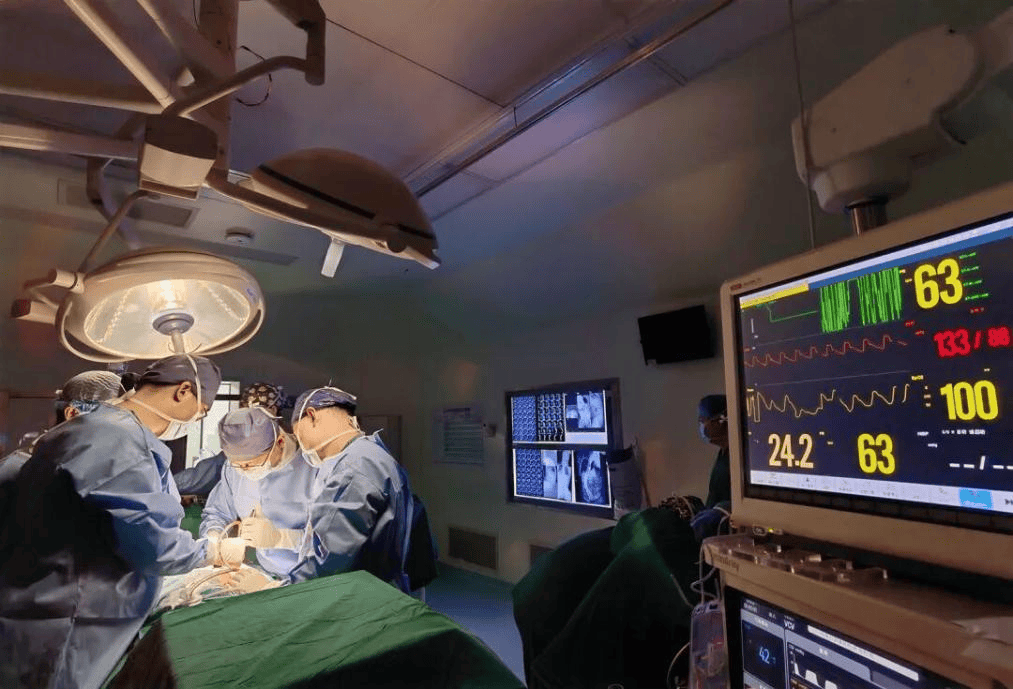 百歲老人半世紀前幫醫院“搬家” 如今“換髖”重生