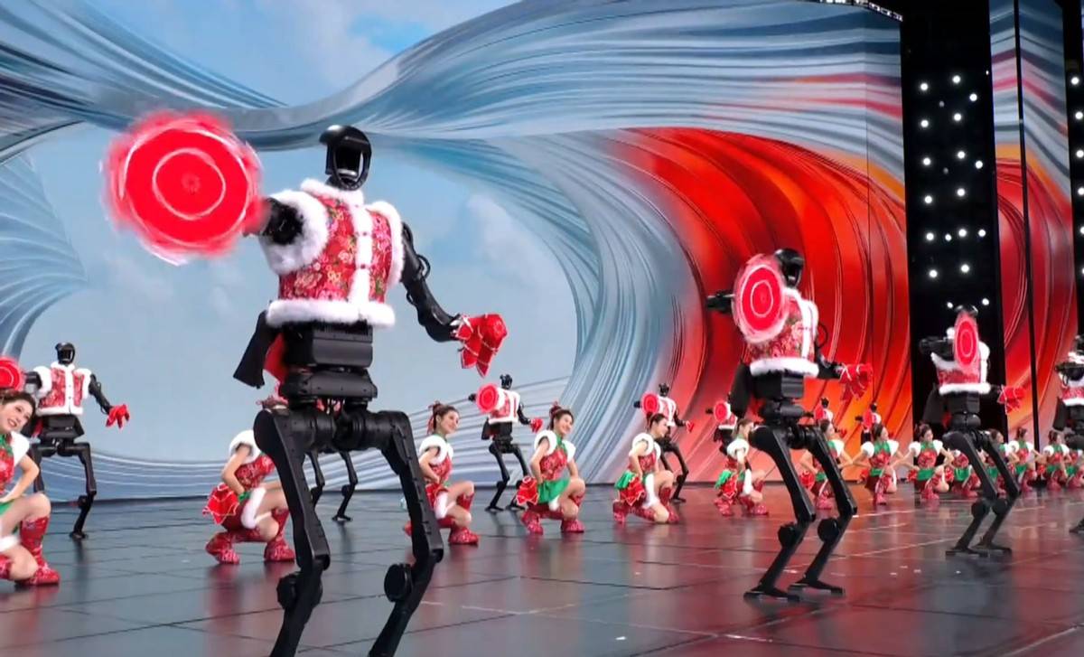 黃曉明和杜華，投了一家機器人租賃公司