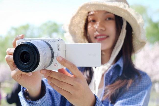 二次元、國風、街頭、美食——佳能R50V用輕巧機身記錄每一面生活