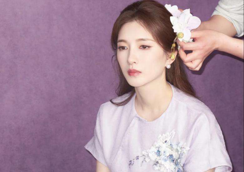 江疏影穿淡紫刺繡上衣搭珍珠耳飾，盡顯雍容典雅！