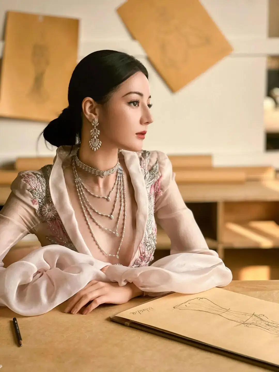 原創迪麗熱巴｜淺粉深 v 刺繡禮裙，人間絕美！