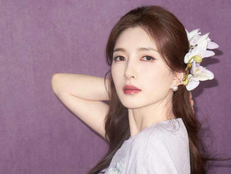 原創江疏影穿淡紫刺繡上衣搭珍珠耳飾，盡顯雍容典雅！