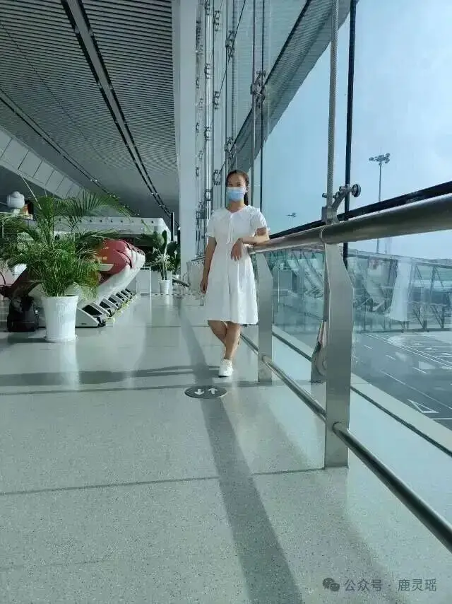 重慶地鐵上，女孩咳血後脫外套將地板擦乾淨……本人回應