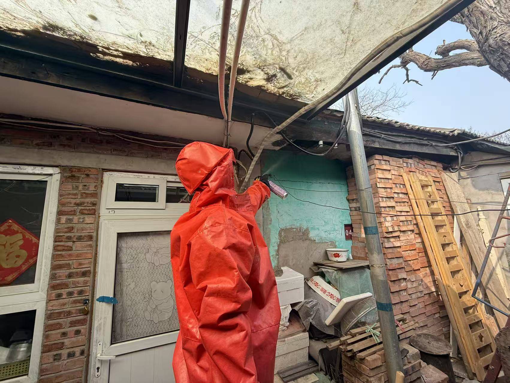 北京東城消防快速處置馬蜂窩，解決居民身邊隱患