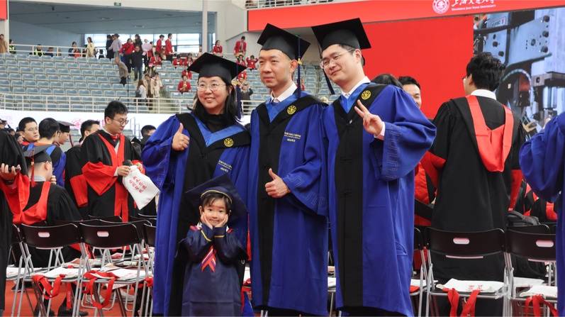 圖｜心懷思源之情、破浪時代潮頭，上海交大研究生迎來畢業典禮