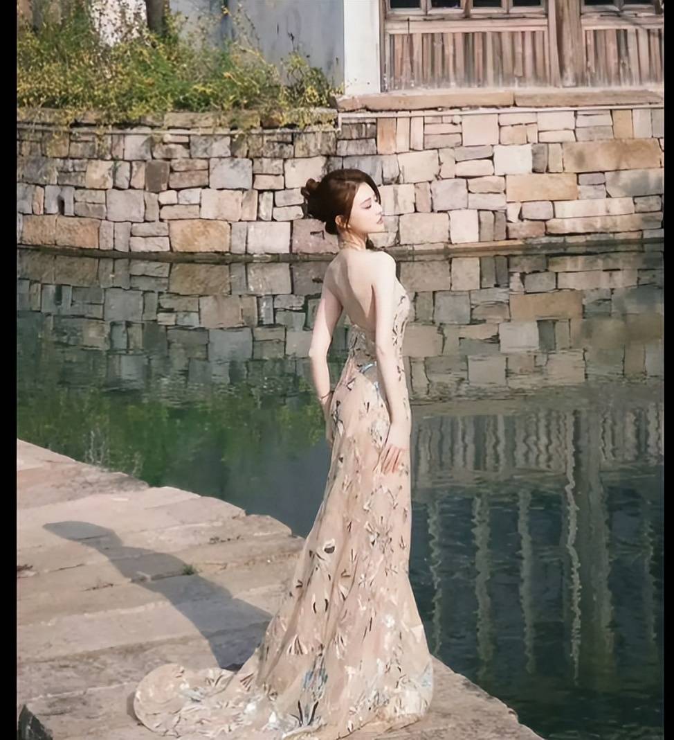 原創徐璐掛脖刺繡裙，香肩美背小蠻腰，美感十足！