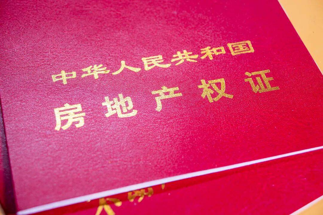 再婚夫妻約好平分房產，男子私下立遺囑所有財產給妹妹，妻子起訴