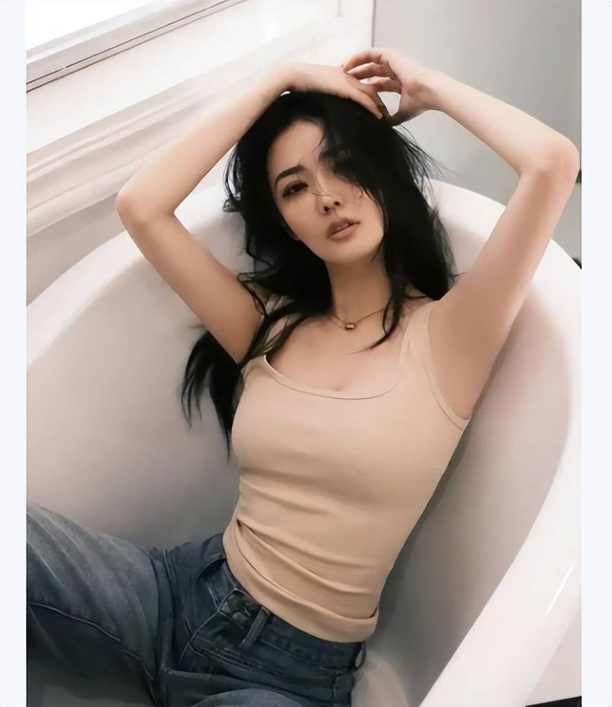 原創徐璐掛脖刺繡裙，香肩美背小蠻腰，美感十足！