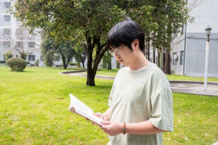 武漢男大學生留披肩長髮，3年後親手剪下！原因……