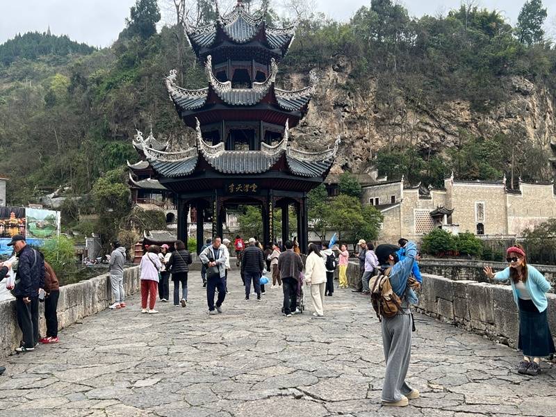 春染古城景如畫 貴州鎮遠古城春季旅遊人氣持續攀升