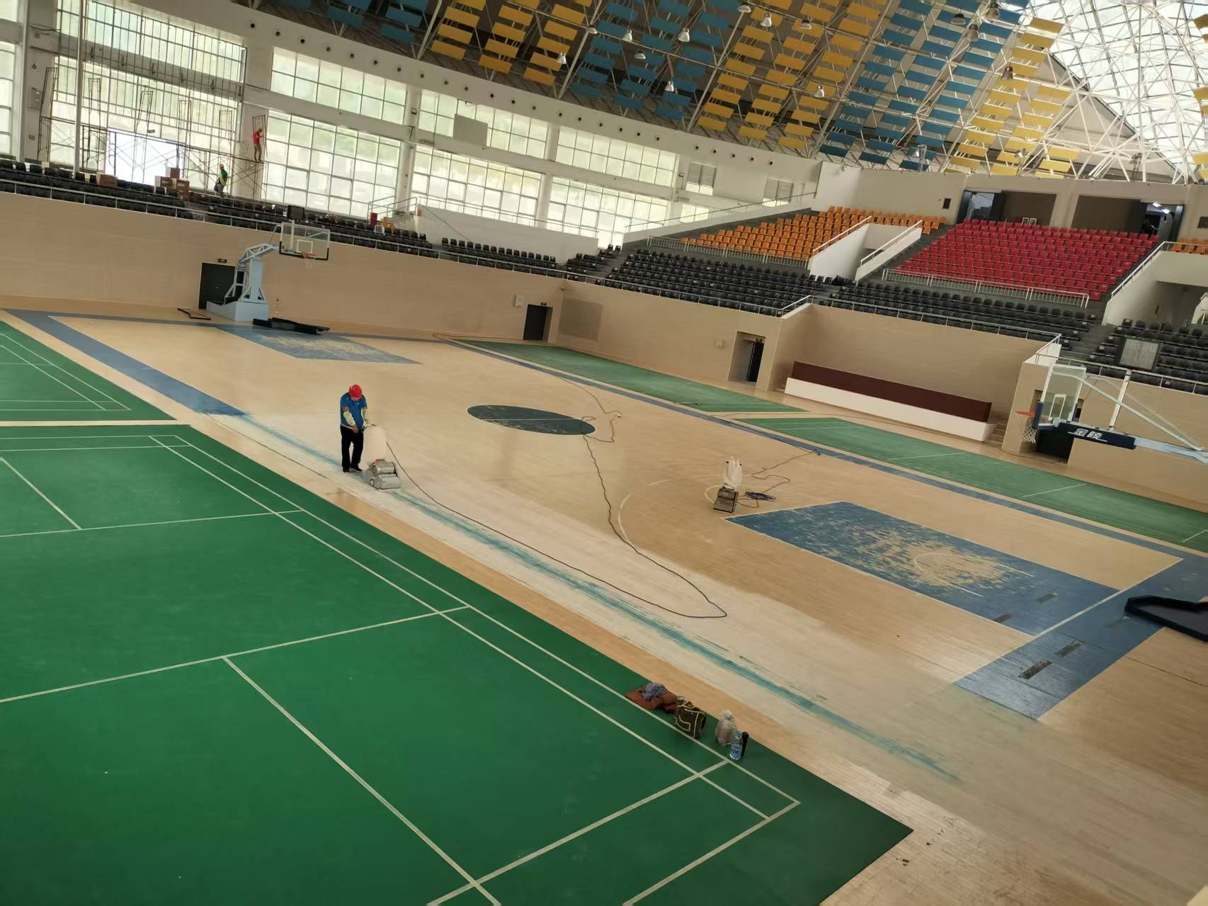 別讓舊地板拖垮球場檔次!專業翻新工藝/赫爍地板