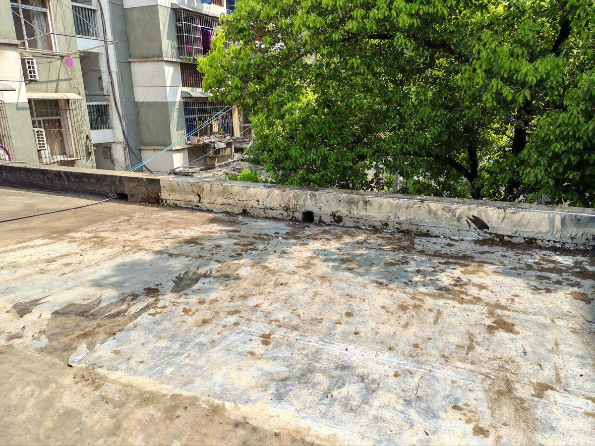 5噸雜物“搬家”，頭頂隱患清零，青山區白玉山街道煥新社羣“天際線”