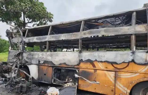 原創印度旅遊大巴與卡車相撞，致14死23傷，兩車燒成空殼！什麼原因？