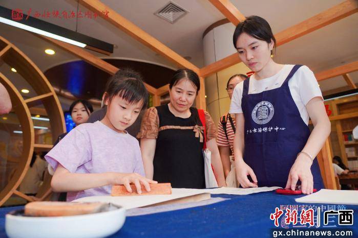 壯錦遇書香 廣西圖書館“三月三”活動解鎖非遺新體驗