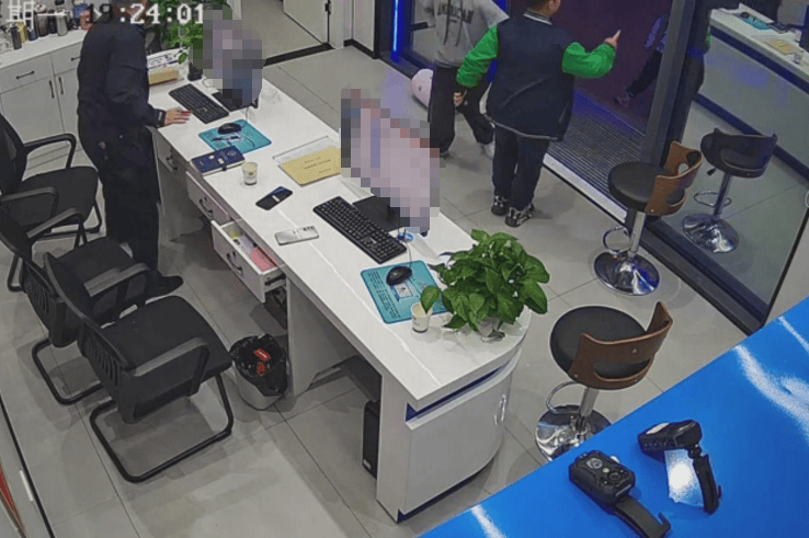 三名小學生撿到手機交警務室，民警登記時高興到跳舞，自豪地說“我們是三好學生”