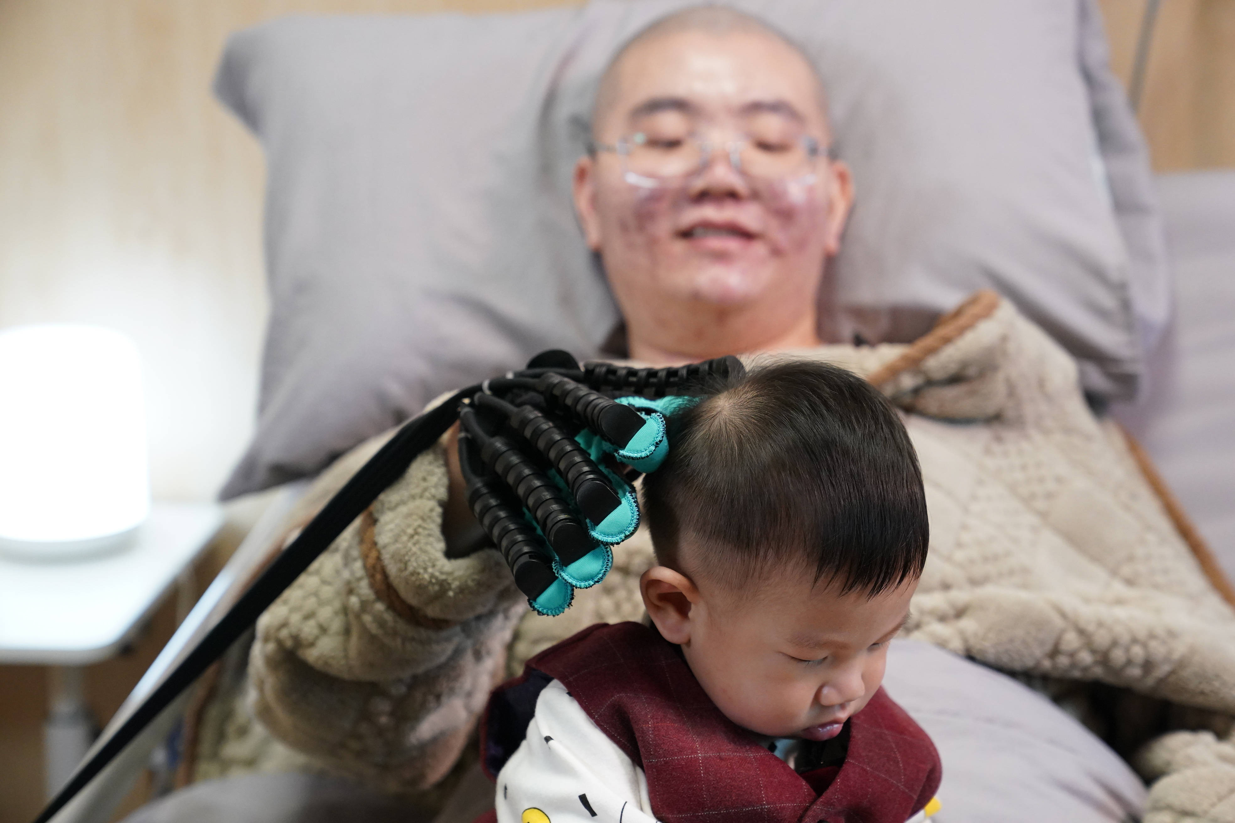 這張週歲生日賀卡背後，是滿滿的父愛和科技